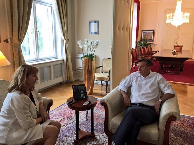 Predsednik Pahor pred razglasitvijo sodbe arbitranega sodia o meji med Slovenijo in Hrvako za Prvi program Radia Slovenija